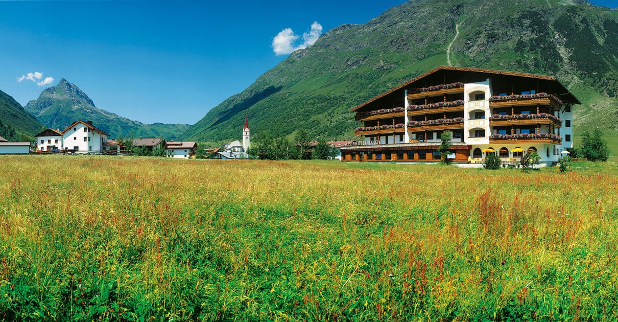 Das Alpenhotel Tirol von außen im Sommer