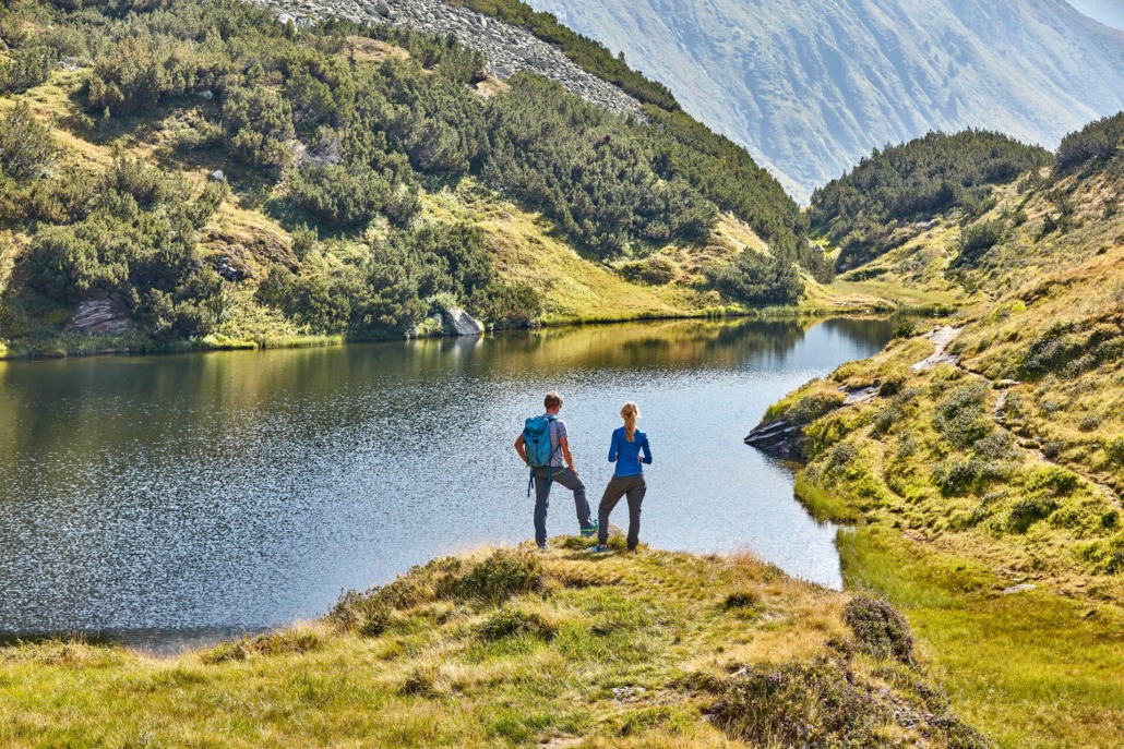 Aussicht beim Wandern auf die Tiroler Berge genießen