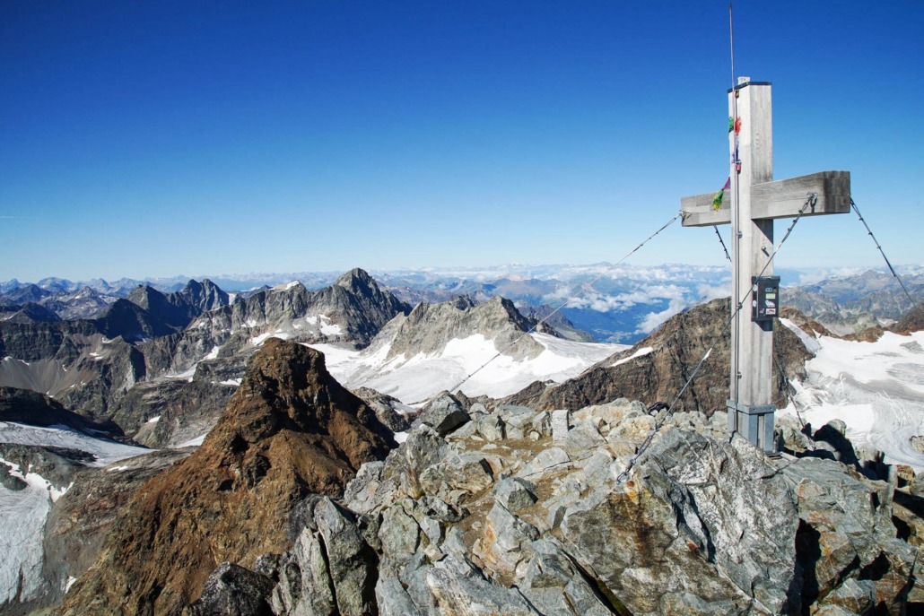 Hoch oben beim Gipfelkreuz im Silvretta Gebirge