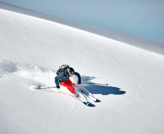 Skifahren auf tiefverschneiten Hängen in Galtür